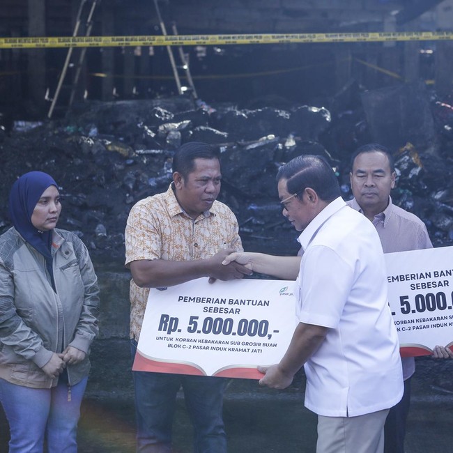 Gubernur Pramono Serahkan Bantuan Korban Kebakaran Kramat Jati