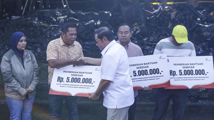 Gubernur DKI Jakarta Pramono Anung (kanan) didampingi Direktur Utama Perumda Pasar Jaya Agus Himawan (kiri) meninjau kios pedagang yang terbakar sebelum menyerahkan bantuan di Pasar Induk Kramat Jati, Jakarta, Selasa (16/12/2025). Pemerintah Provinsi DKI Jakarta memberikan bantuan kepada 121 penyintas sebesar Rp5 juta per penyintas kebakaran di Pasar Induk Kramat Jati. ANTARA FOTO/Asprilla Dwi Adha/foc.