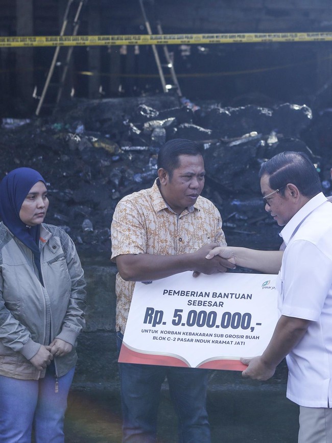Gubernur Pramono Serahkan Bantuan Korban Kebakaran Kramat Jati