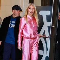 Aktris sekaligus ikon gaya ini tampil cerah dan segar dalam balutan busana serba pink yang langsung memberi kesan bright and shiny. Foto: GC Images/Raymond Hall