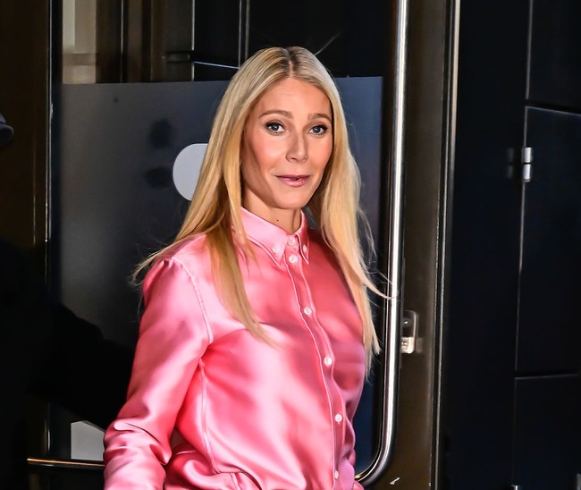 Rambut pirangnya ditata lurus dan sleek, memberi sentuhan elegan yang seimbang dengan siluet busananya. Riasan wajah pun dibuat natural dengan nuansa bronze dan nude. Foto: GC Images/Raymond Hall