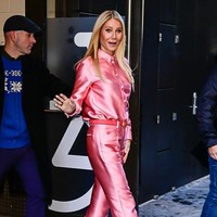 Bintang film ‘Avengers’ ini mengenakan setelan satin warna pink dari koleksi musim semi 2026 Calvin Klein. Ia memadukan kemeja sutra dan celana panjang potongan cropped senada. Foto: GC Images/Raymond Hall
