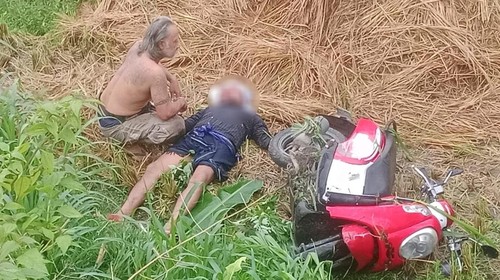 I Nyoman Darpayana terkapar di persawahan setelah diserempet motor di jalur Bebandem, Karangasem, Bali, Selasa (16/12/2025). (Foto: Dok. Satlantas Polres Karangasem)