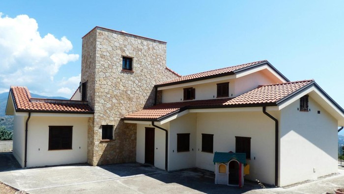 Ilustrasi rumah dengan atap overstek