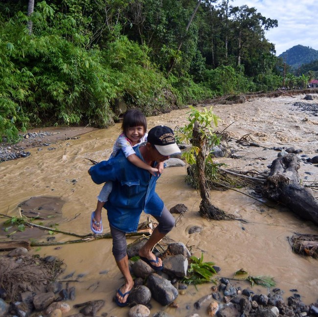 Jalan Lenyap Diterjang Banjir, Warga Batu Busuk Padang Terisolasi