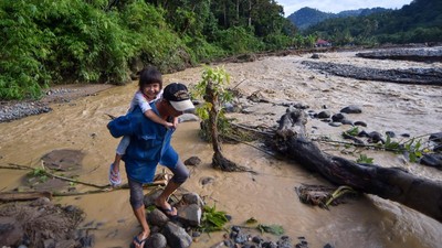 Jalan Lenyap Diterjang Banjir, Warga Batu Busuk Padang Terisolasi