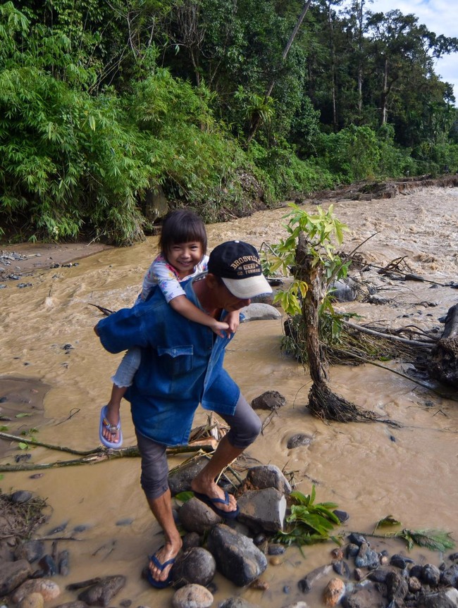 Jalan Lenyap Diterjang Banjir, Warga Batu Busuk Padang Terisolasi