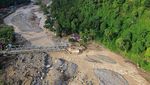 Jalan Lenyap Diterjang Banjir, Warga Batu Busuk Padang Terisolasi
