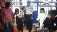 Petugas Dishub memeriksa berbagai aspek teknis kapal, mulai dari kondisi mesin, alat keselamatan, kelengkapan dokumen, hingga kapasitas angkut penumpang. ANTARA FOTO/M Risyal Hidayat