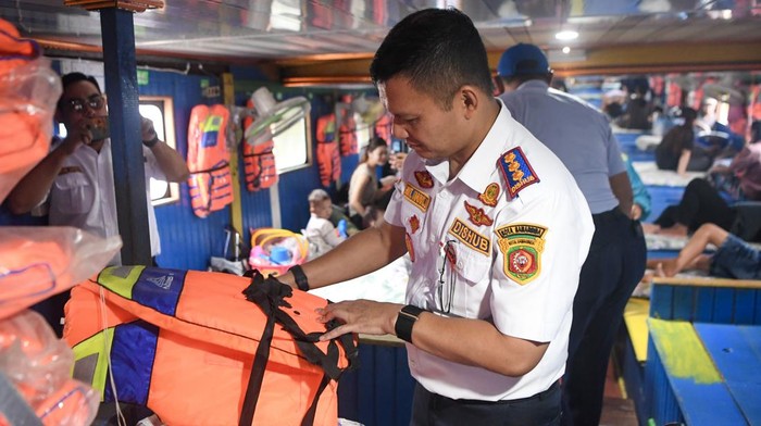 Sejumlah penumpang berada di geladak kapal dengan tujuan Melak, Kutai Barat seusai menjalani pemeriksaan kelaikan layar di Dermaga Sungai Kunjang, Samarinda, Kalimantan Timur, Selasa (16/12/2025). Dinas Perhubungan Kota Samarinda mengintensifkan pemeriksaan kelaikan moda transportasi sungai antar kota dalam provinsi untuk memastikan seluruh armada dalam kondisi baik dan laik layar guna menjamin keamanan dan keselamatan penumpang khususnya pada masa libur Natal 2025 dan Tahun Baru 2026. ANTARA FOTO/M Risyal Hidayat