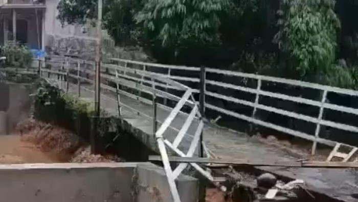 Akses 2 Dusun di Jember Putus Usai Jembatan Tergerus Banjir Luapan Sungai