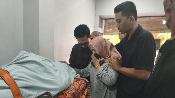 Tiba di Rumah Duka, Jenazah Kusnadi Disambut Isak Tangis