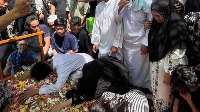 Isak Tangis Keluarga Pecah Saat Pembalap Awhin Sanjaya Dimakamkan di Lutra
