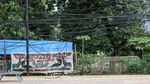 Kabel Utilitas Semrawut Tutupi Trotoar di Tebet, Pejalan Kaki Terancam