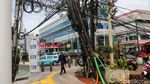 Kabel Utilitas Semrawut Tutupi Trotoar di Tebet, Pejalan Kaki Terancam