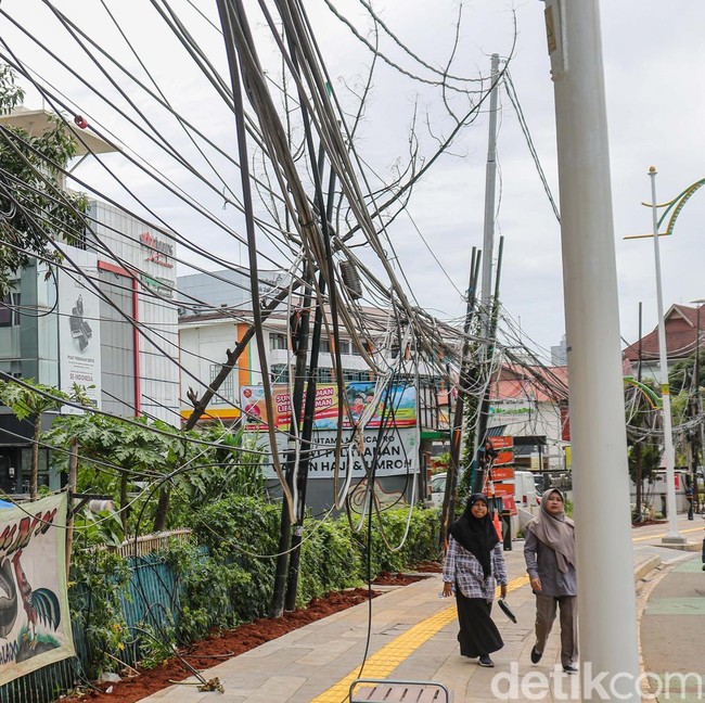 Kabel Utilitas Semrawut Tutupi Trotoar di Tebet, Pejalan Kaki Terancam