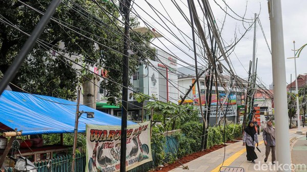 Kabel Utilitas Semrawut Tutupi Trotoar di Tebet, Pejalan Kaki Terancam