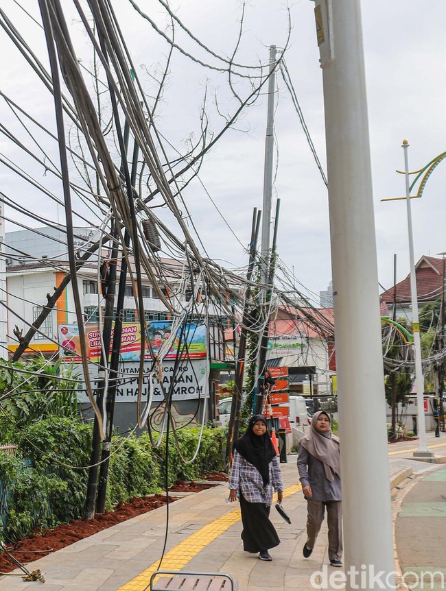 Kabel Utilitas Semrawut Tutupi Trotoar di Tebet, Pejalan Kaki Terancam