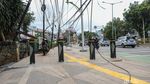 Kabel Utilitas Semrawut Tutupi Trotoar di Tebet, Pejalan Kaki Terancam