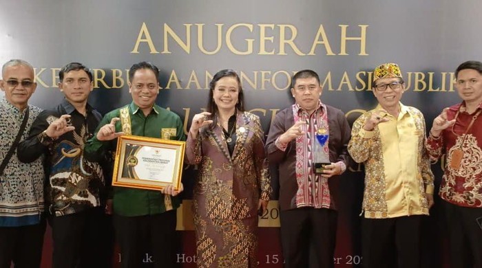 Komisioner KI Pusat bersama Kadiskominfo Kalbar dan Komisioner KI Kalbar usai Penganugerahan IKIP dan Monev Nasional 2025 di Jakarta.