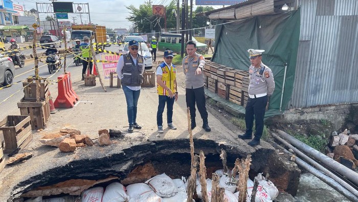 Kapolres Banyuasin Cek Jalintim KM 13 yang Amblas Akibat Tergerus Air