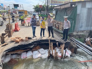 Kapolres Banyuasin Cek Jalintim KM 13 yang Amblas Akibat Tergerus Air