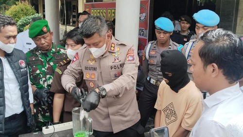 Kapolres Bima, AKBP Eko Sutomo, memusnahkan sabu di kantornya, Senin (15/12/2025). (Rafiin/detikBali)