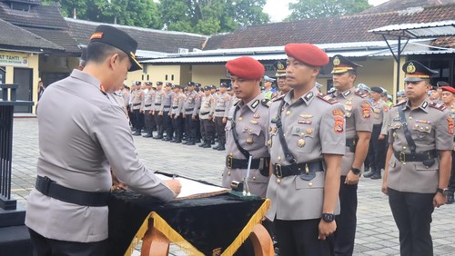 Kapolresta Mataram, Kombes Hendro Purwoko, pimpin acara serah terima jabatan baru sejumlah pejabat utama di lapangan Apel Polresta Mataram, Selasa (16/12/2025). (Foto: Dok Polresta Mataram)