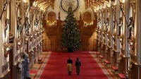 Pratinjau media dekorasi Natal di Kastil Windsor menampilkan perpaduan elemen klasik dan nuansa musim dingin khas perayaan akhir tahun. Foto: REUTERS/Isabel Infantes