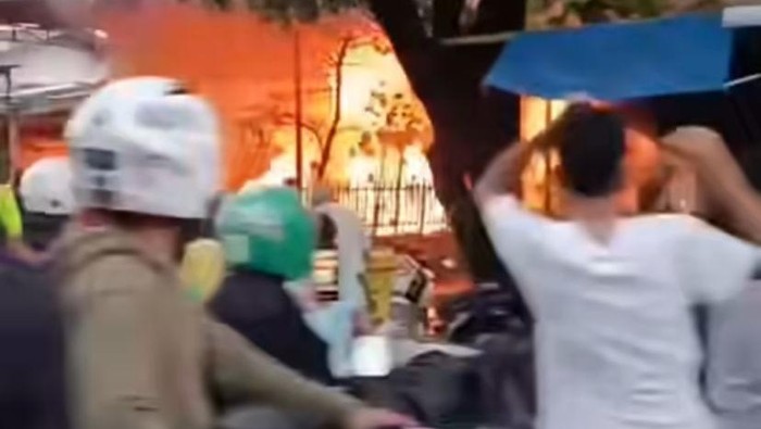 Kebakaran di Jalan Gatot Subroto Makassar, Damkar Dikerahkan ke Lokasi