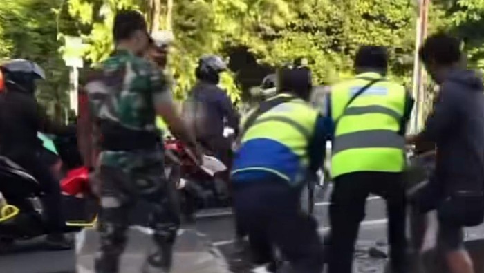 Truk Boks Tabrak Separator Busway di Jatinegara Jaktim hingga Hancur