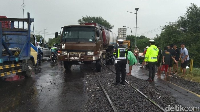 Lalin Padat 10 Km di Pantura Probolinggo-Pasuruan Imbas Perbaikan Rel KA