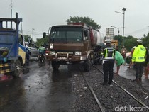 Lalin Padat 10 Km di Pantura Probolinggo-Pasuruan Imbas Perbaikan Rel KA