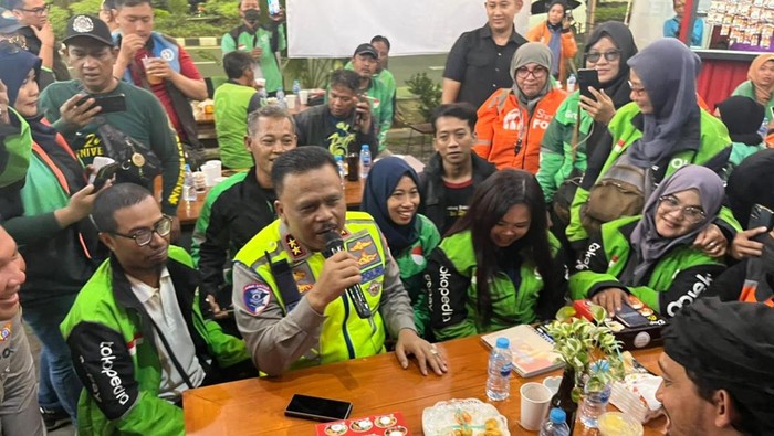 Nongkrong Bareng Ojol di Surabaya, Kakorlantas Sampaikan Pesan Kapolri