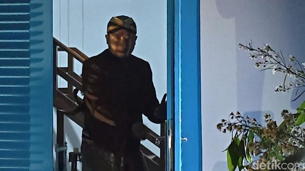 Momen Paku Buwono XIV Mangkubumi membuka pintu bagi Menteri Kebudayaan Fadli Zon saat peresmian Panggung Sanggabuwono dan Museum Keraton Solo pascarevitalisasi, Selasa (16/12/2025).