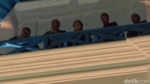 Momen Paku Buwono XIV Mangkubumi membuka pintu bagi Menteri Kebudayaan Fadli Zon saat peresmian Panggung Sanggabuwono dan Museum Keraton Solo pascarevitalisasi, Selasa (16/12/2025).