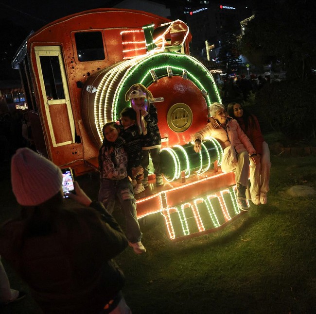 Kereta Legendaris La Sabana Berbalut Cahaya Natal, Warga Antusias Berfoto