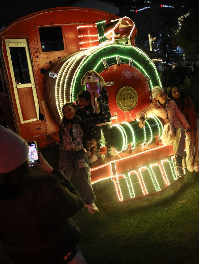 Kereta Legendaris La Sabana Berbalut Cahaya Natal, Warga Antusias Berfoto