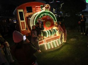 Kereta Legendaris La Sabana Berbalut Cahaya Natal, Warga Antusias Berfoto
