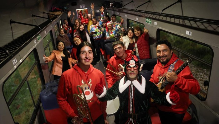 Suasana Natal terasa semarak di Bogota, Kolombia, dengan hadirnya kereta wisata bersejarah ‘La Sabana’ yang dihiasi gemerlap lampu Natal, Senin (15/12/2025). Kereta legendaris ini menjadi magnet bagi warga dan wisatawan yang datang untuk menikmati suasana sekaligus mengabadikan momen. REUTERS/Luisa Gonzalez