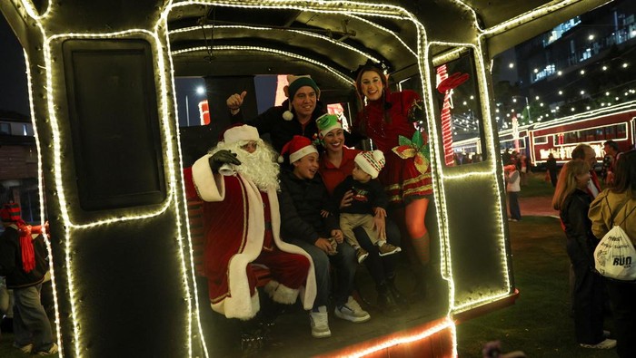 Suasana Natal terasa semarak di Bogota, Kolombia, dengan hadirnya kereta wisata bersejarah ‘La Sabana’ yang dihiasi gemerlap lampu Natal, Senin (15/12/2025). Kereta legendaris ini menjadi magnet bagi warga dan wisatawan yang datang untuk menikmati suasana sekaligus mengabadikan momen. REUTERS/Luisa Gonzalez