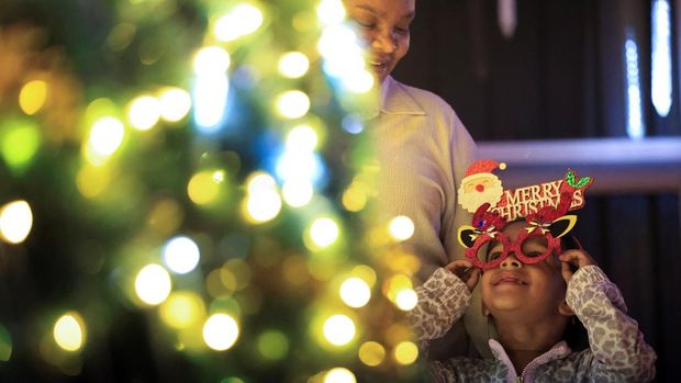 Visitors at Rick van der Galien's residence in Brackenfell, which he transformed with Christmas decorations and festive lights for visitors to view, near Cape Town, South Africa, December 8, 2025. REUTERS/Esa Alexander