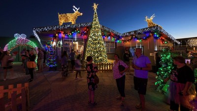 Kilau Lampu Natal Ubah Rumah Jadi Destinasi Liburan