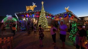 Kilau Lampu Natal Ubah Rumah Jadi Destinasi Liburan