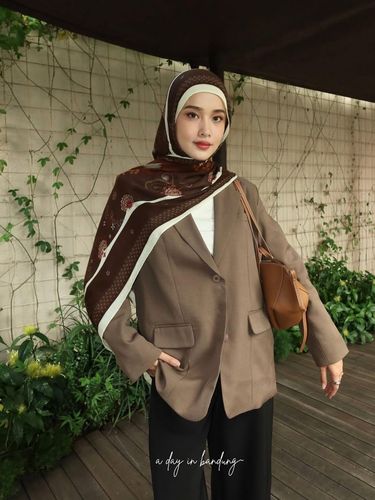 Koleksi hijab pashmina dari Leu, milik artis Ana Octarina.