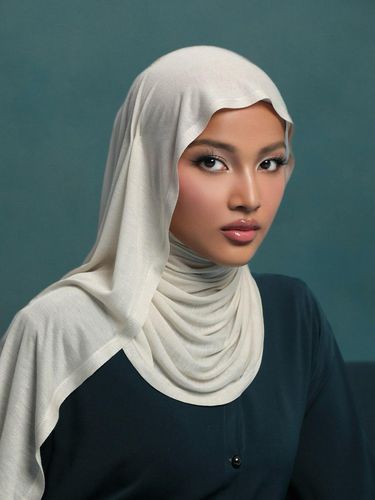 Koleksi hijab pashmina dari Lozy Hijab.