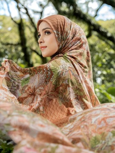 Koleksi hijab segi empat dari Buttonscarves.