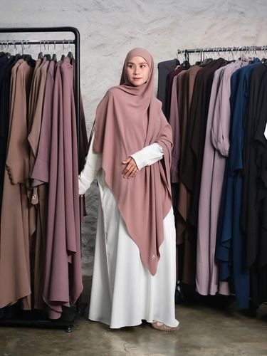 Koleksi khimar brand Chadaree Official.