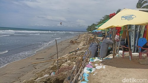 Kondisi abrasi di Pantai Kuta yang semakin parah, Selasa (16/12/2025). (Abid Ahmad Ibrahim)