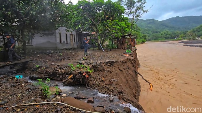 Tanah Tergerus, 7 Rumah & Masjid di Sukabumi Terancam Ambruk